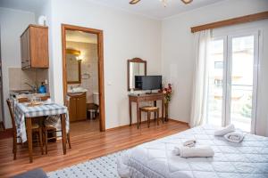 une chambre avec un lit et une table et une cuisine dans l'établissement Ξένη resort, à Karpenísi