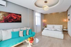 ein Wohnzimmer mit Sofa und Tisch in der Unterkunft Diamond Luxury Suites in Chania