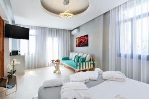ハニア・タウンにあるDiamond Luxury Suitesのリビングルーム(ベッド1台、ソファ付)