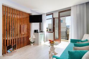 ein Wohnzimmer mit Sofa und Tisch in der Unterkunft Diamond Luxury Suites in Chania + 20 Fotos