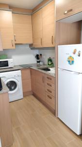 A kitchen or kitchenette at Verdemar Apartamento l