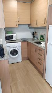 A kitchen or kitchenette at Verdemar Apartamento l