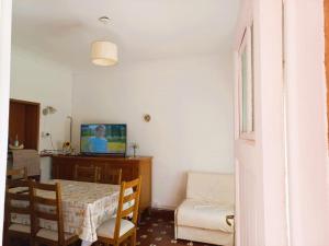 a dining room with a table and a couch at La Casa de Pichona in Miramar