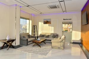 Χώρος καθιστικού στο Summit Hotel Suites - القمة للأجنحة الفندقيه