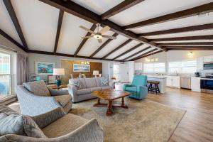 ein Wohnzimmer mit Sofas und einem Tisch in der Unterkunft Heavenly Days by Meyer Vacation Rentals in Fort Morgan