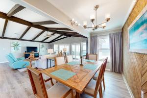 ein Esszimmer mit einem Holztisch und Stühlen in der Unterkunft Heavenly Days by Meyer Vacation Rentals in Fort Morgan