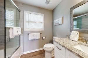 ein Badezimmer mit Toilette, Waschbecken und Dusche in der Unterkunft Heavenly Days by Meyer Vacation Rentals in Fort Morgan + 20 Fotos