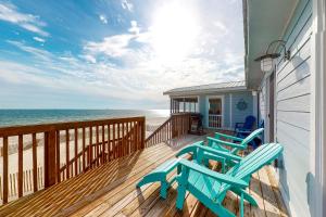 eine Terrasse mit 2 Stühlen und Meerblick in der Unterkunft Heavenly Days by Meyer Vacation Rentals in Fort Morgan