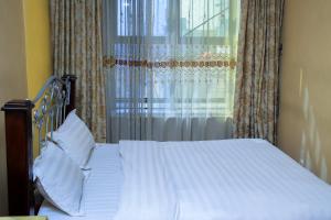 En eller flere senger på et rom på Steric Hotel Kampala