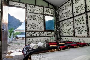 Riverside Swiss Camps "Adventure Bear Buddies"客房内的一张或多张床位