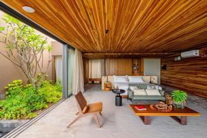 a living room with a couch and a table at Carmel Taíba Exclusive Resort in Taíba