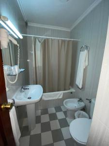 カサベルメハにあるHotel Casabermejaのバスルーム(洗面台、トイレ、シャワー付)