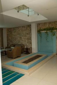 托盧的住宿－Casa de vacaciones en Tolú，客厅,在房间中间设有游泳池