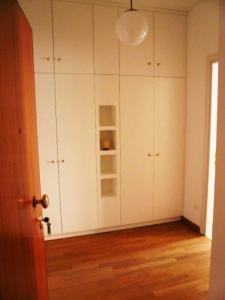 an empty room with white cabinets and a door at Appartement Fenice II A in Venice