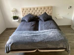 Łóżko lub łóżka w pokoju w obiekcie Beach Side Apartments Calahonda