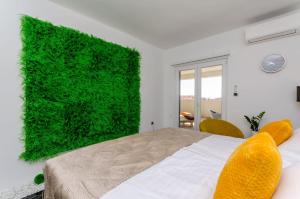Postel nebo postele na pokoji v ubytování Deluxe double room with sauna and pool + 31 fotografií