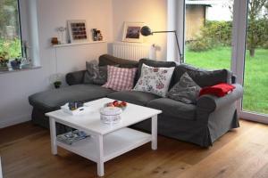 a living room with a couch and a table at Ferienhaus Bullerbü in Bedekaspel