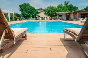 una piscina con 2 sillas de madera en Casa Gioia, en Brigolo