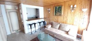 sala de estar con sofá y mesa en Beaux petits appartements, en La Calamine