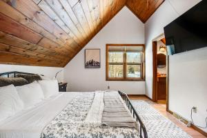 Ένα ή περισσότερα κρεβάτια σε δωμάτιο στο Murphy Lake House