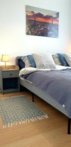 sypialnia z łóżkiem z obrazem na ścianie w obiekcie Fairytales Apartment we Wrocławiu +19 zdjęć