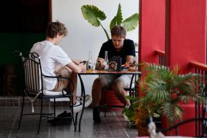 zwei Männer sitzen an einem Tisch in einem Restaurant in der Unterkunft Posada Don Mario in Oaxaca de Juárez