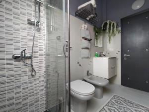 A bathroom at Il Trifoglio: sobrio ed accogliente trilocale