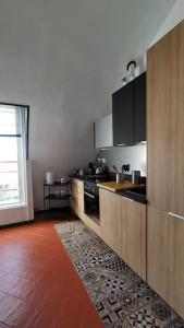 A kitchen or kitchenette at Il Trifoglio: sobrio ed accogliente trilocale