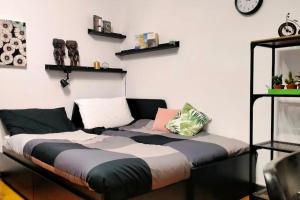 A bed or beds in a room at Il Trifoglio: sobrio ed accogliente trilocale