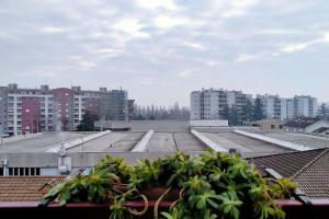 vistas a la ciudad desde el techo de un edificio en Il Trifoglio: sobrio ed accogliente trilocale, en Rozzano