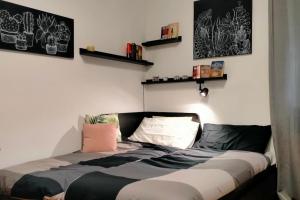A bed or beds in a room at Il Trifoglio: sobrio ed accogliente trilocale