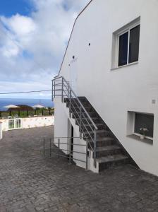 un escalier menant à un bâtiment blanc dans l'établissement CASA PIRÁMIDE 2. Terraza WiFi y Parking Privado, à Icod de los Vinos