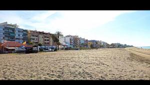 vistas a una playa con edificios y apartamentos en condominio en El Rincón de Sonia, en Rincón de la Victoria