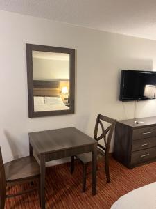 默特爾海灘的住宿－Landmark Resort，配有桌子、镜子和床的房间
