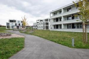 une passerelle devant un immeuble d'appartements dans l'établissement Senevita Ahornpark, à Bätterkinden