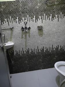 ein Badezimmer mit Toilette und Waschbecken in der Unterkunft Hotel Green Hill View in Pokhara