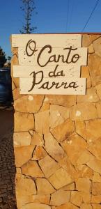 un panneau indiquant o cantina del jaongo sur un mur en pierre dans l'établissement Villa O Canto da Parra - Swimming Pool - WIFI - BY BEDZY, à Galé