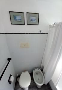 a white bathroom with a toilet and a sink at DESCANSO IDEAL II CABO CORRIENTES in Mar del Plata +13 photos