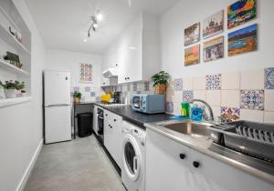 uma cozinha com um lavatório e um frigorífico em Hampton Hideaway By My Getaways em Brighton & Hove