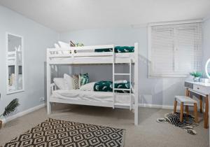 מיטה או מיטות קומותיים בחדר ב-Hampton Hideaway By My Getaways