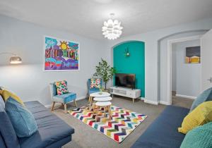 uma sala de estar com um sofá e uma mesa em Hampton Hideaway By My Getaways em Brighton & Hove