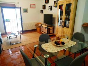 a living room with a glass table and chairs at La Casita de Nerea 2 Párking Gratuito in Cuenca