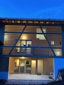 ein Haus mit Balkon darüber in der Unterkunft Villa Smilla in Gaschurn