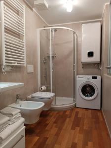 ein Bad mit einer Dusche und einer Waschmaschine in der Unterkunft Soana Apartment in Genua