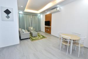 Μια τηλεόραση ή/και κέντρο ψυχαγωγίας στο Summit Hotel Suites - القمة للأجنحة الفندقيه
