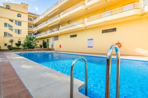 basen przed budynkiem w obiekcie Butibamba Pool view w mieście La Cala de Mijas