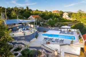 una vista aérea de una casa con piscina en Villa Vito - with heated pool, whirlpool, gym, en Šarići