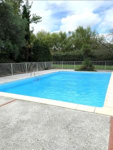 Swimmingpoolen hos eller tæt på Le Launaguet - Balcon - Piscine - Climatisation