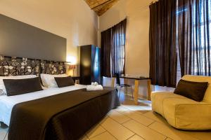 Pokój hotelowy z łóżkiem i krzesłem w obiekcie San Lorenzo Rooms w Rzymie