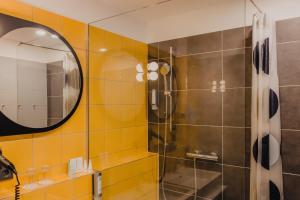 a bathroom with a shower and a mirror at Hotel Alpenblick Kreischberg in Sankt Lorenzen ob Murau